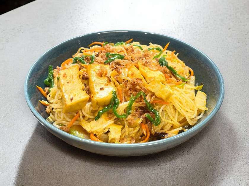 Bún xào - Stir-fried rice noodles with tofu