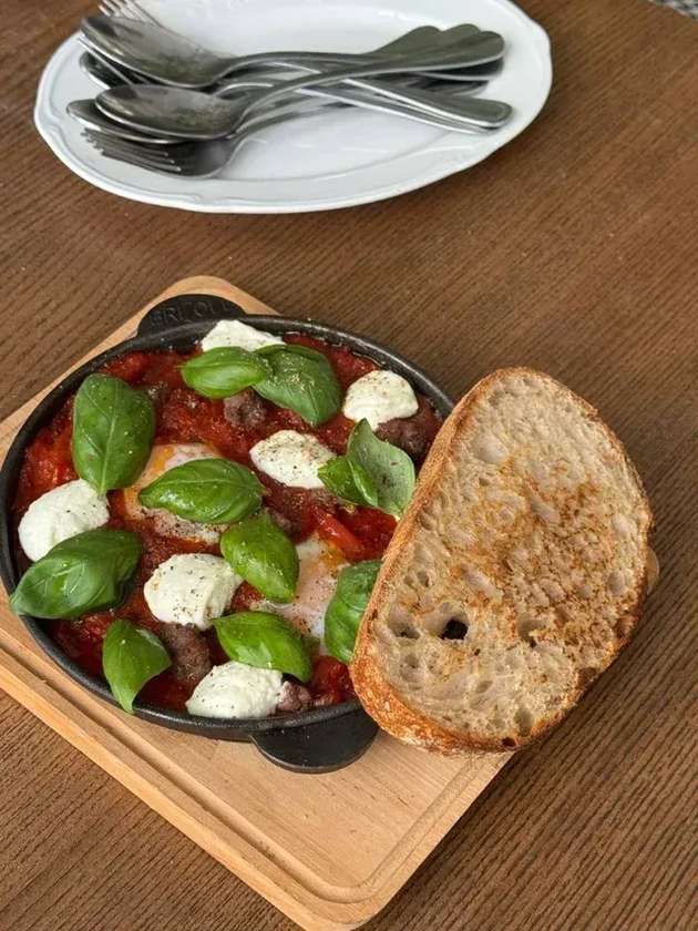 Шакшука з мʼясом калабрезе і крем-рікоттою Purrfect Pie