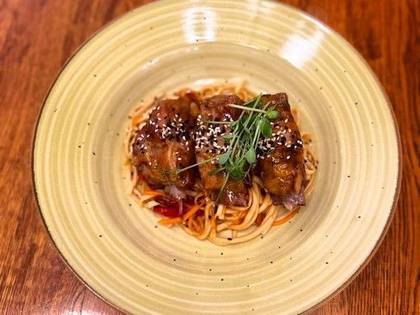 Свинячі ребра BBQ, локшина удон