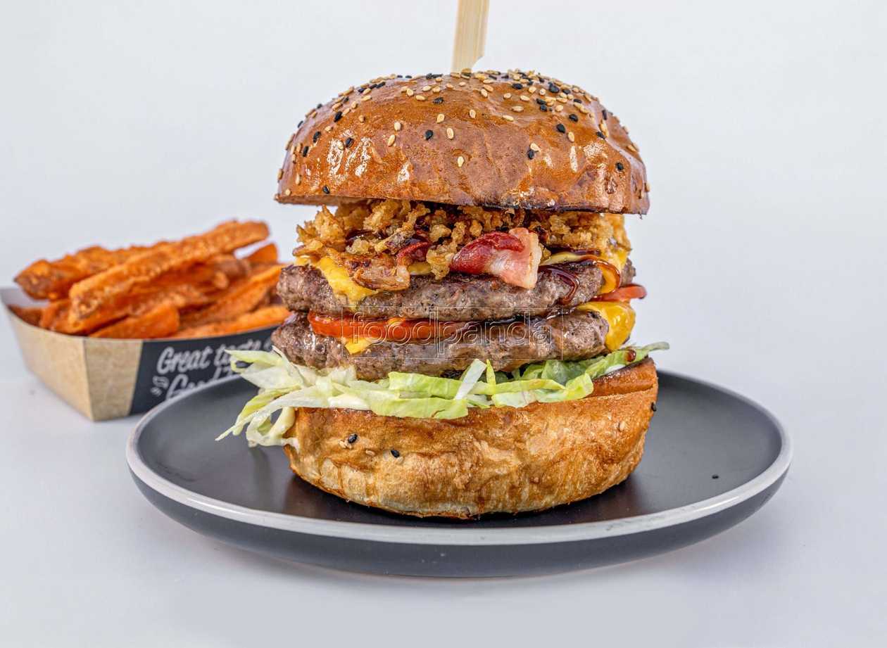 Double burger s batatovymi hranolkami