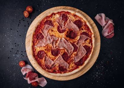 Bezlepková pizza se šunkou a salámem