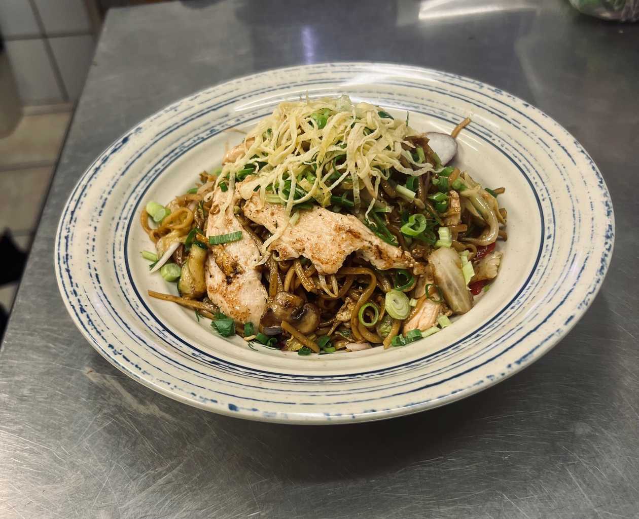 Makaron Chow Mein z Kurczakiem