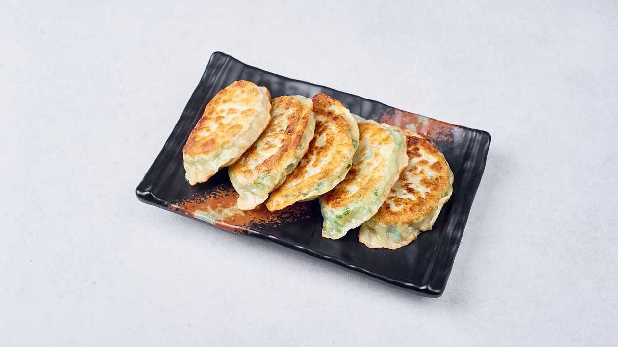 21B. Pierogi Smażone ze Szczypiorkiem i Jajkiem韭菜盒子