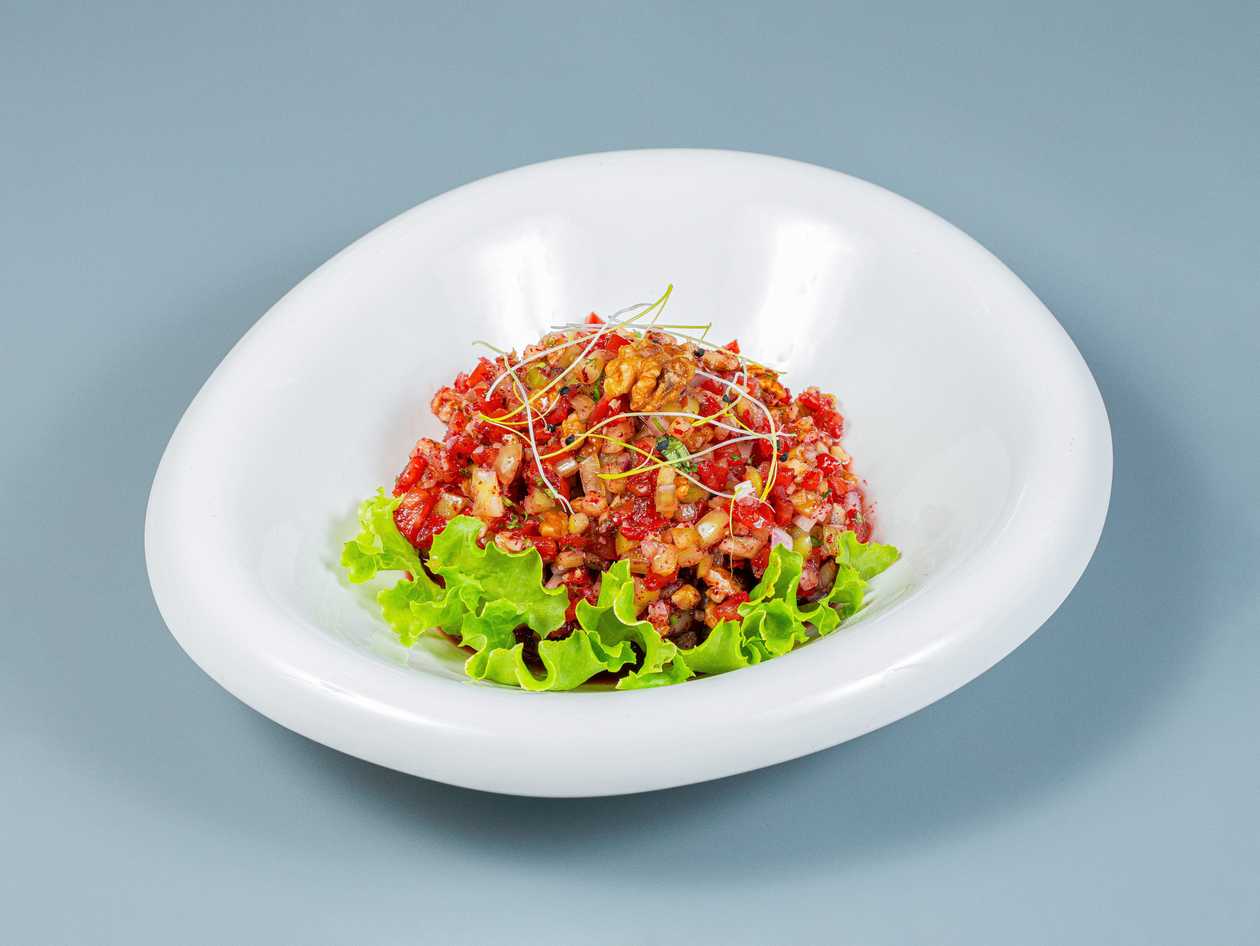 Vegetable salad with walnuts