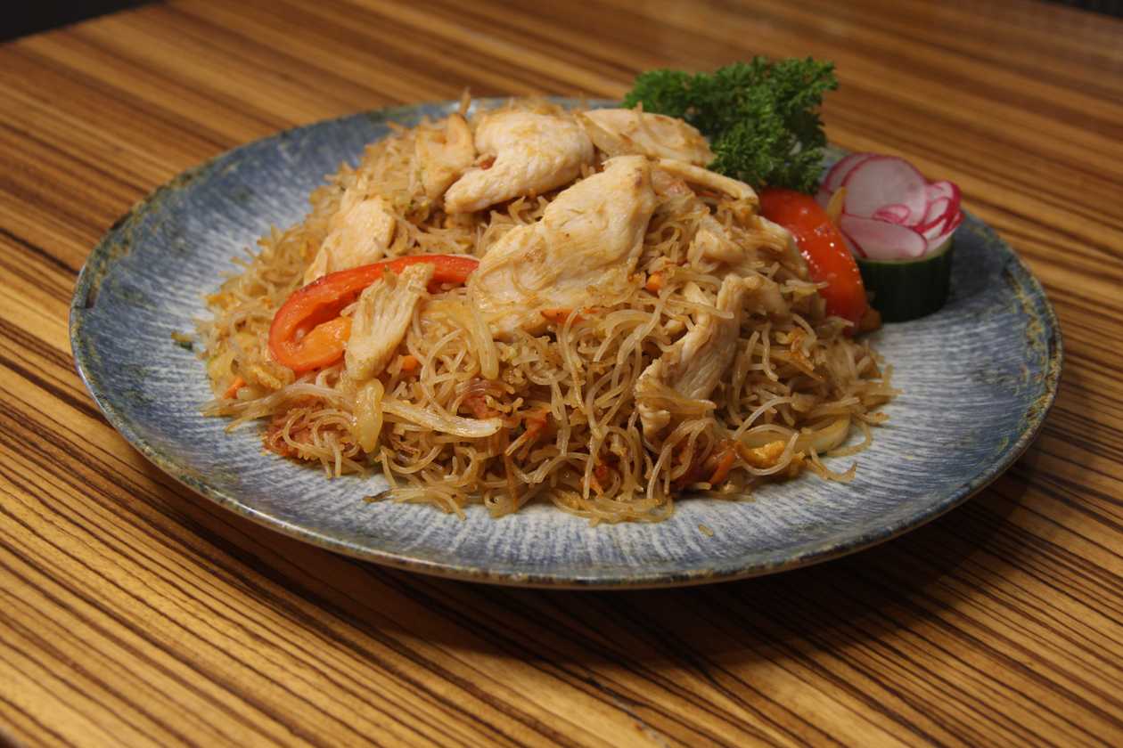 32A.Thai fried rice noodles with chicken