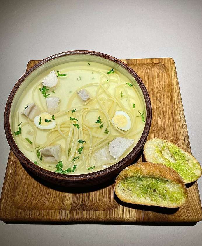 Бульйон з куркою, локшиною та перепелиним яйцем
