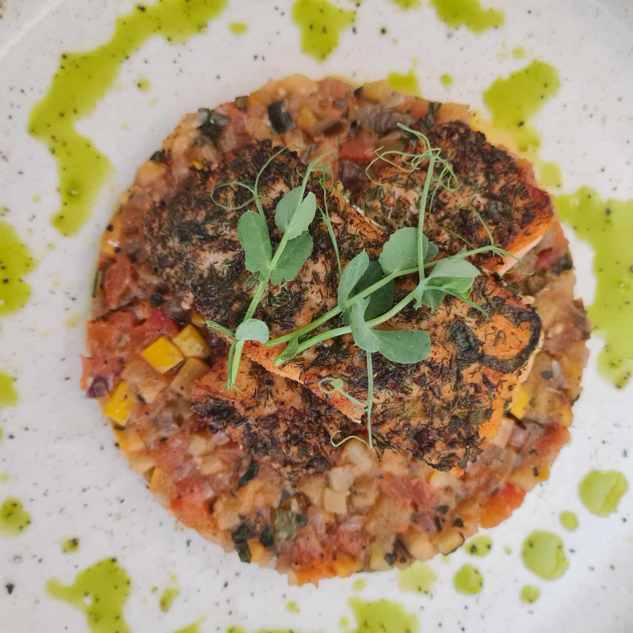 File de Somon în Crustă de Verdețuri & Boabe de Muștar cu Ratatouille