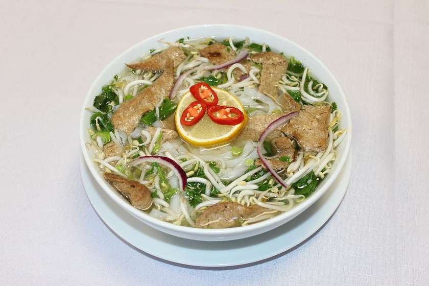 Pho + 2 jarní závitky (1,6,5)