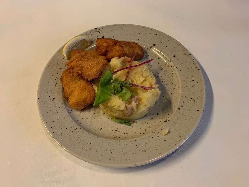 5) Smažené kuřecí řízečky, bramborové hranolky/šťouchané brambory (1,3,6,7,10), 150g.