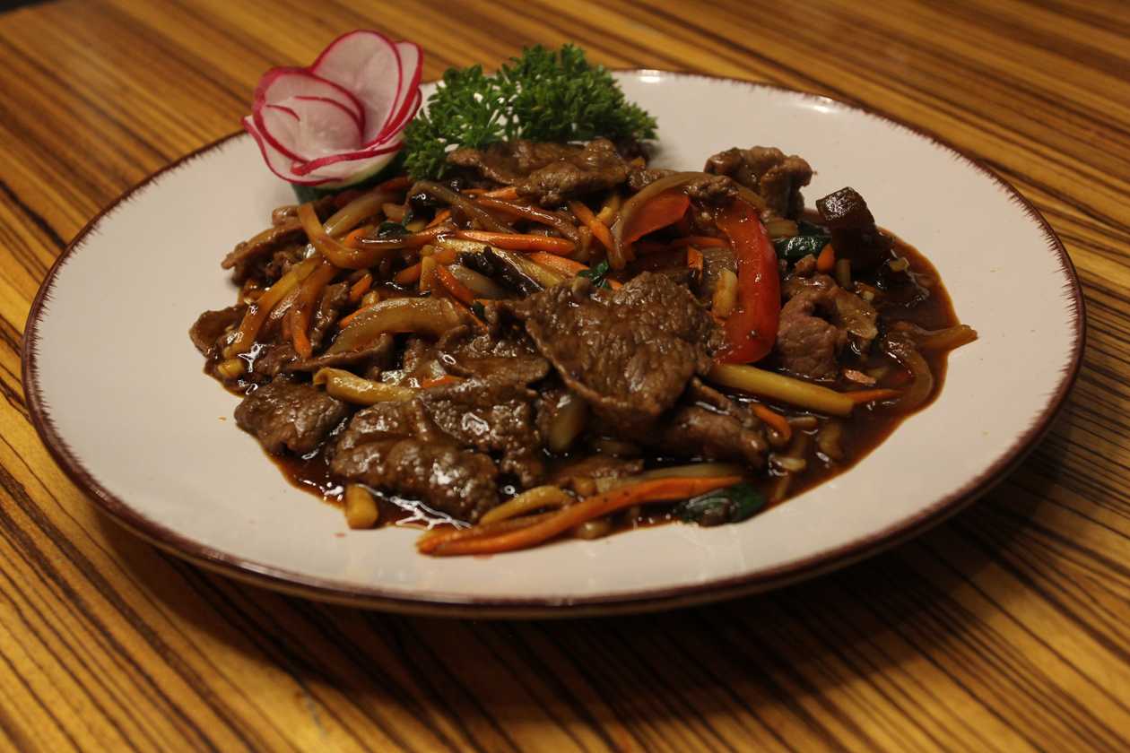 30B.Spicy meat with mushrooms Thai style with rice and beef