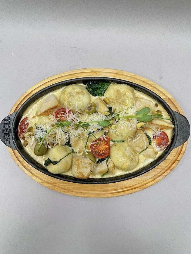 Пательня з куркою та сирними кнедлями