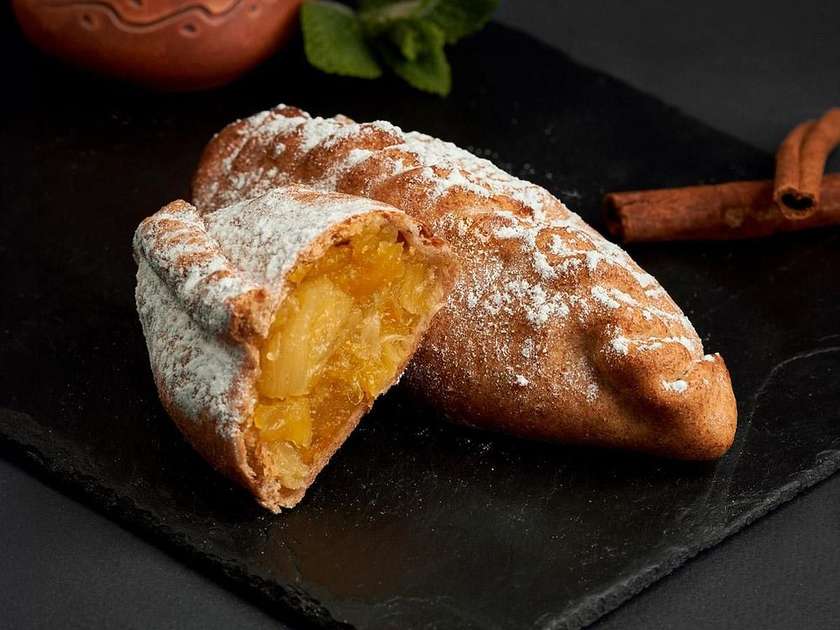 Самос з манго та ананасом