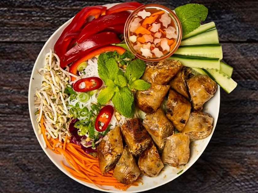 Salad with spring rolls(1,6)
