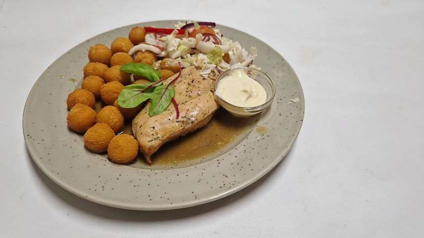 4) Grilovaný kuřecí steak, salátek a dip