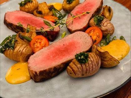 Ростбіф, печена картопля, перечний соус, карамелізовані печериці