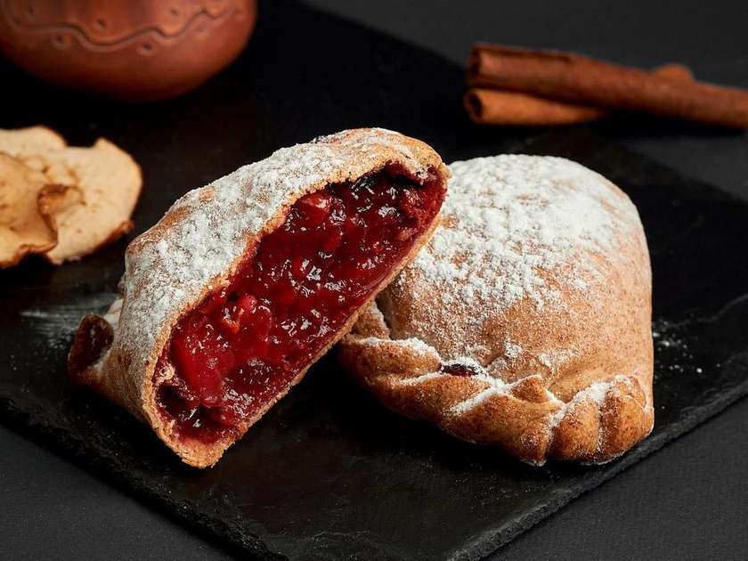 Самос з вишнею та яблуком