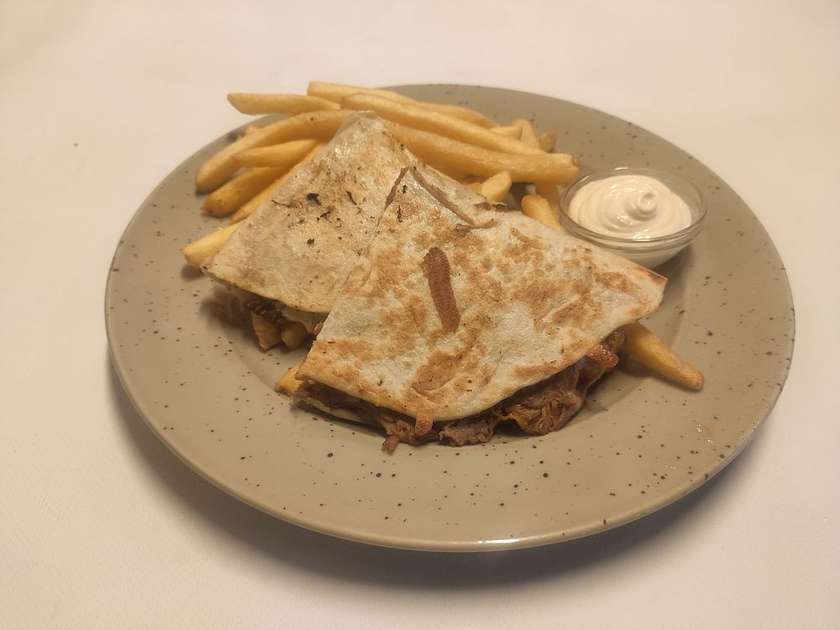 3) Pulled Pork Quesadilla, hranolky a dresink