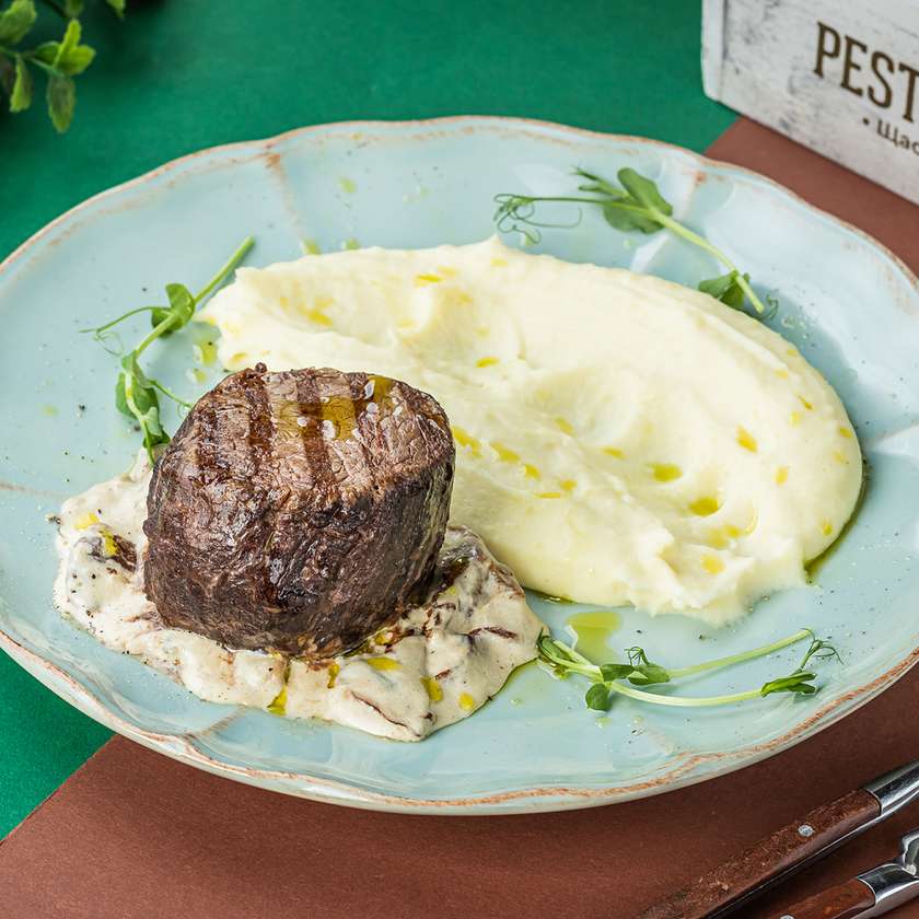 Медальон з ялочичиною під грибним соусом з картоплею (120/150/50 г)