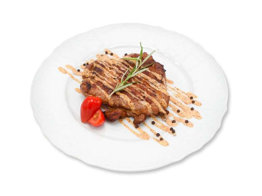 36. Steak z vepřové krkovičky s americkimy bramborama a hořčičnou omáčkou