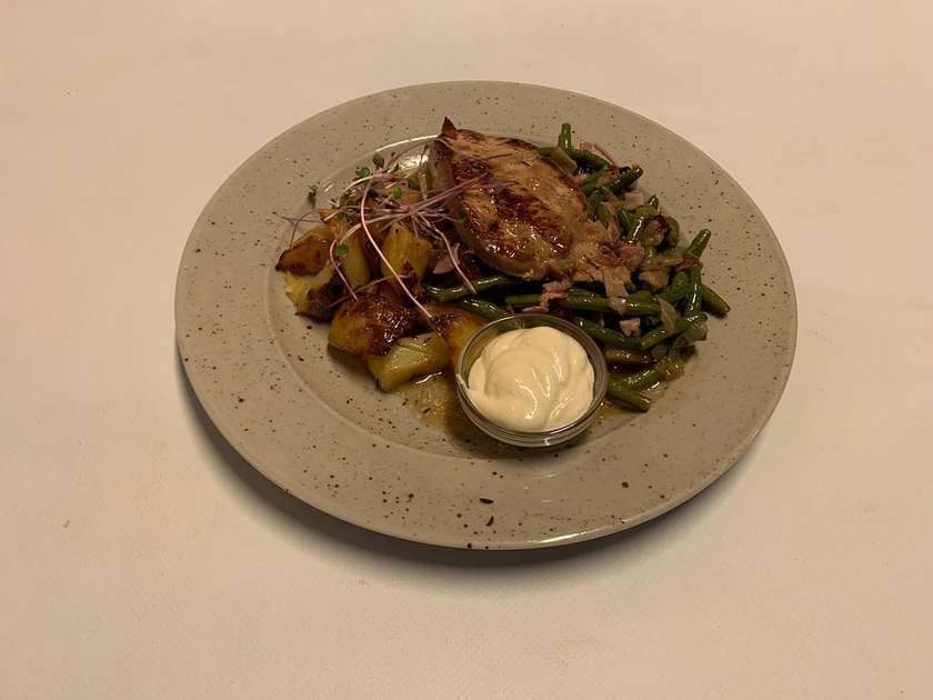 4) Grilovaný steak z vepřové kotletky, dresink