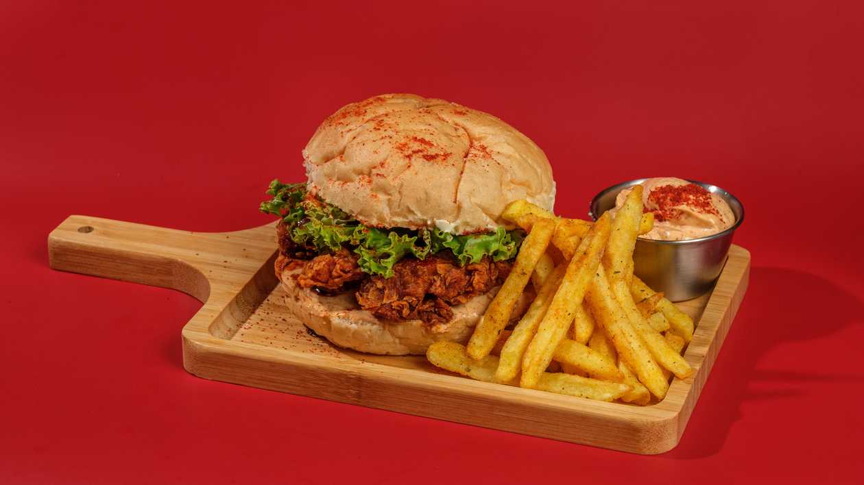 Club Spicy Chicken Burger+Fries+Sauce