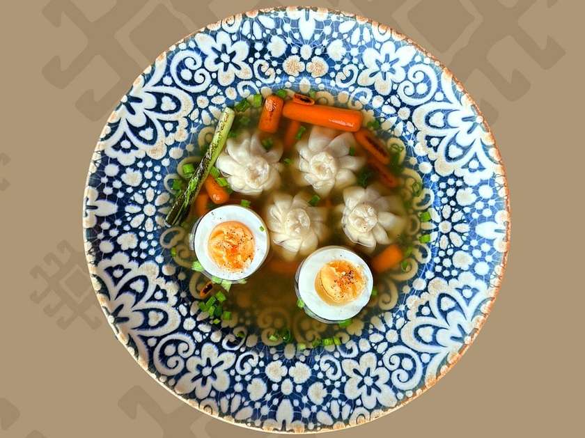 Курячий бульйон з міні-хінкалі