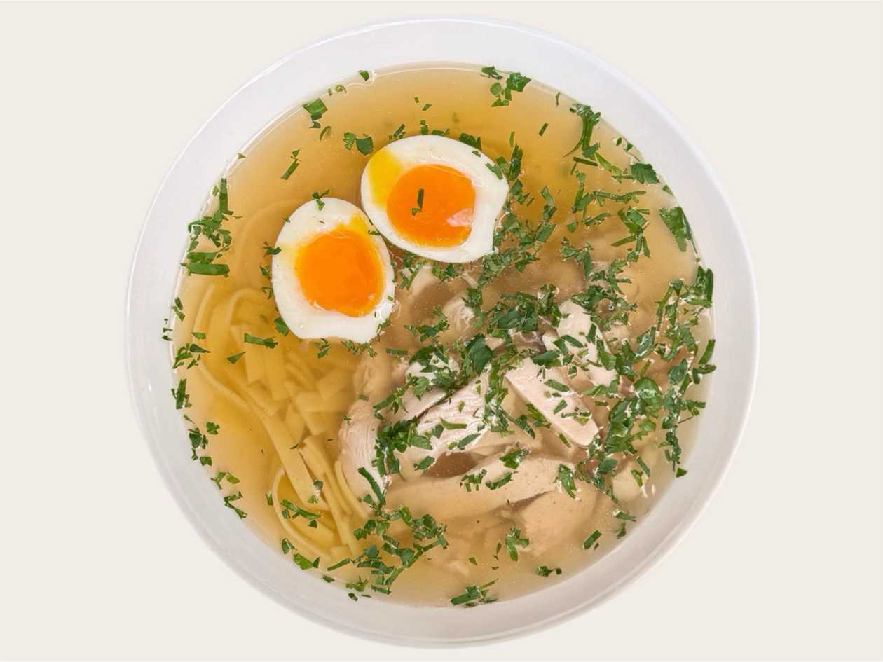 Курячий бульйон з куркою, локшиною і яйцем