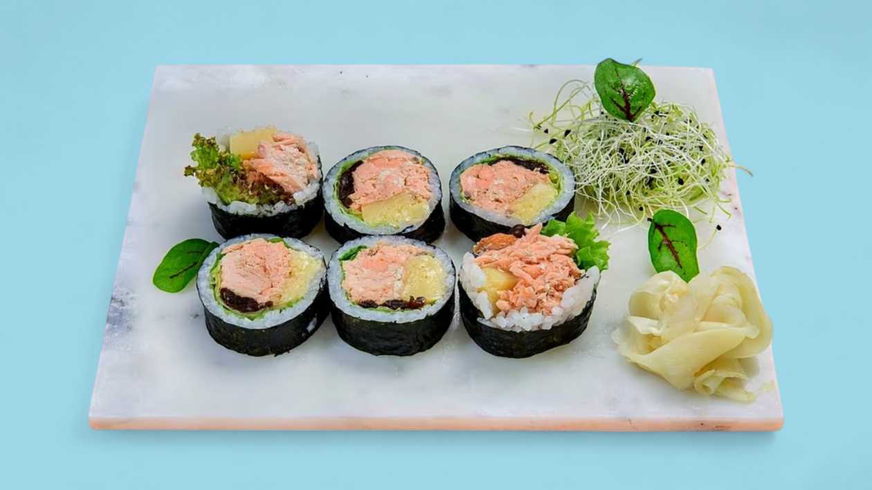 Futomaki pieczony łosoś, tamago, tykwa, sałata, mayo 6 szt.