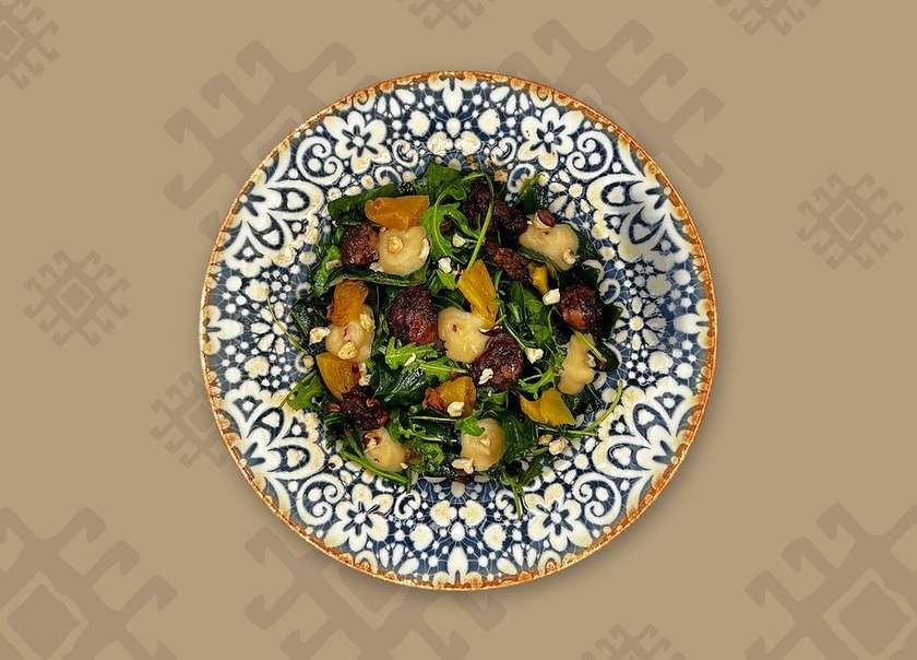 Теплий салат з курячою печінкою та курагою