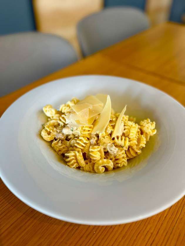Radiatori con pollo e formaggio