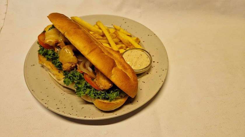3) Buffalo Chicken Sandwich, hranolky a dip