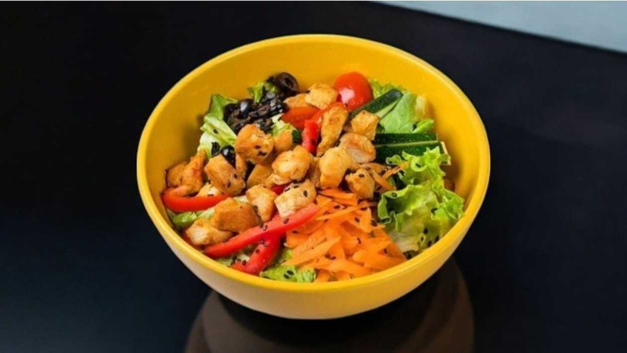 Fresh Vegetable Salad with Grilled Chicken