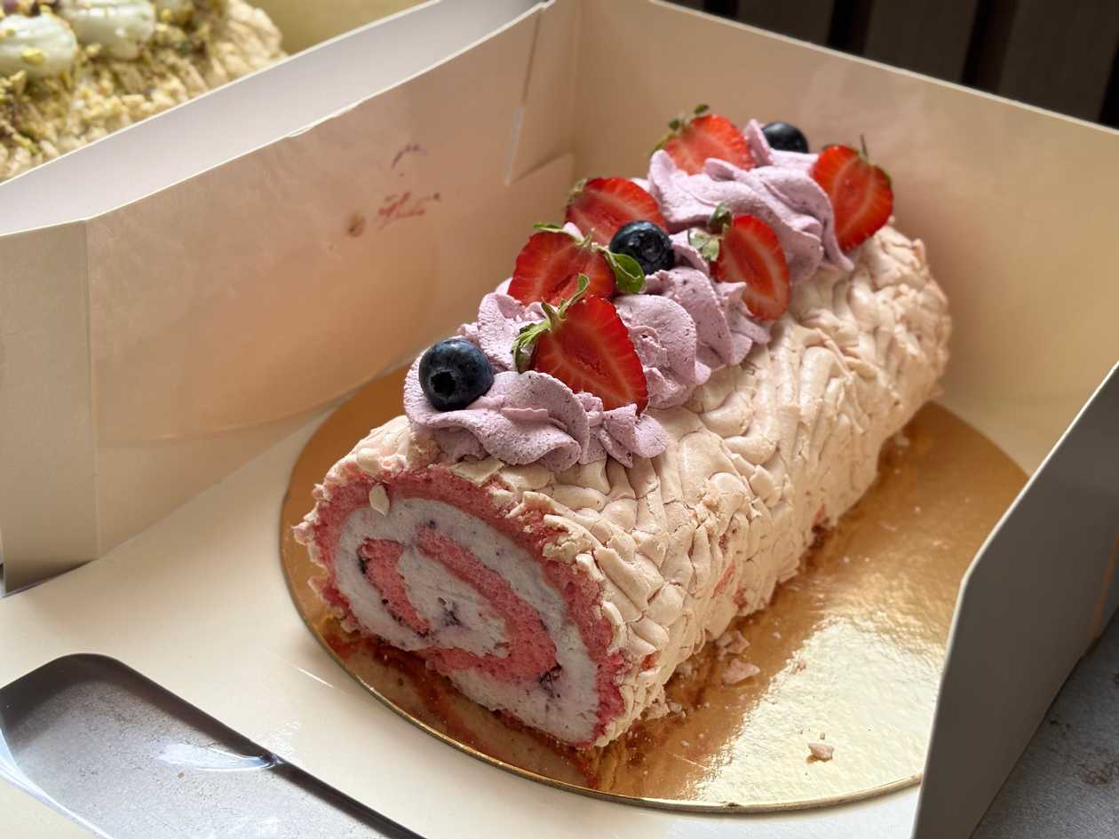 Blueberry meringue roll