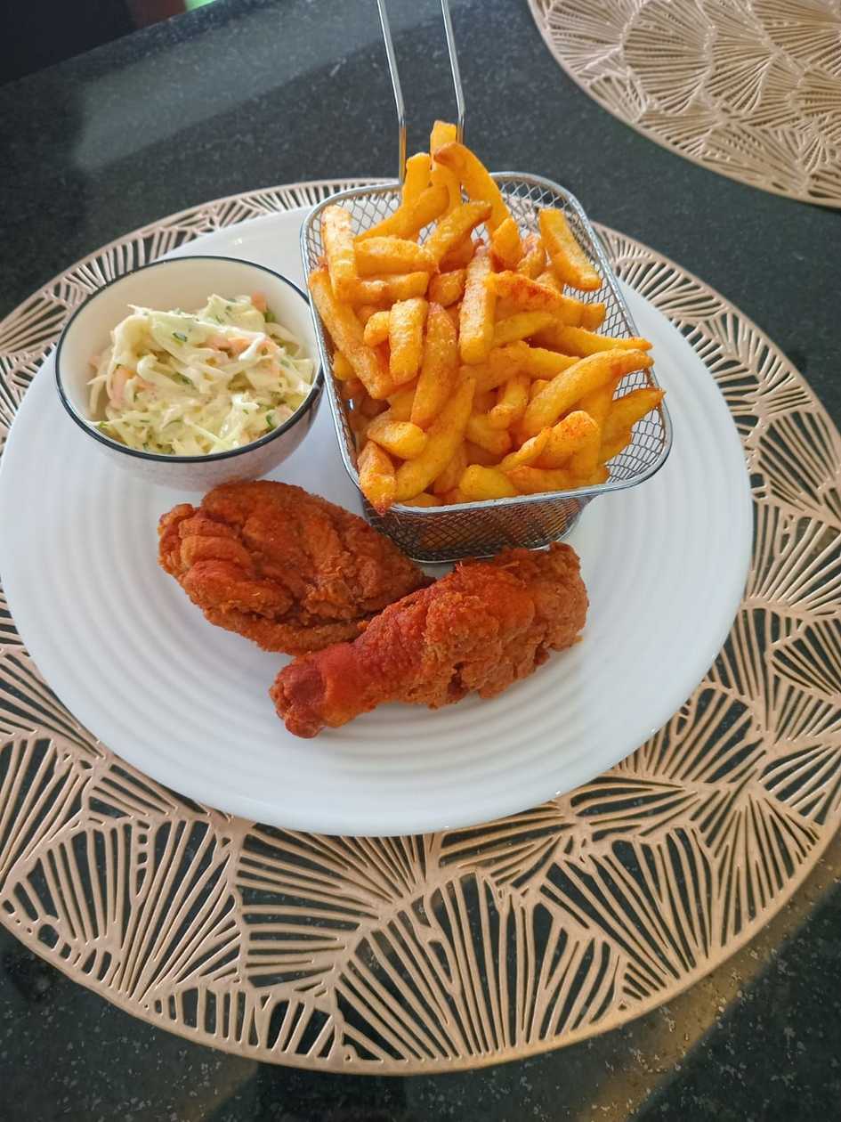 2 Piecer with small chips and 500ml soda.
