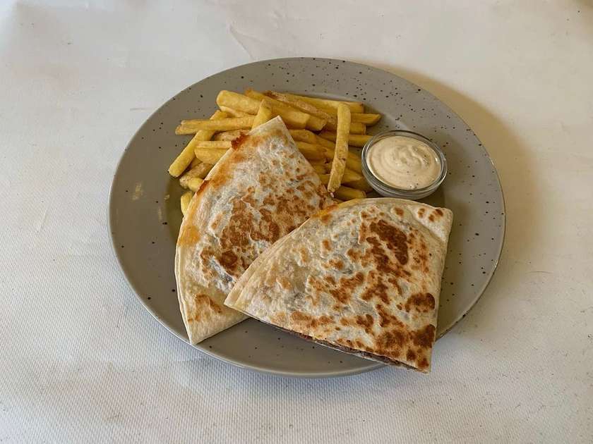 3) Cheesy Corny Pork Quesadilla, hranolky a dresink