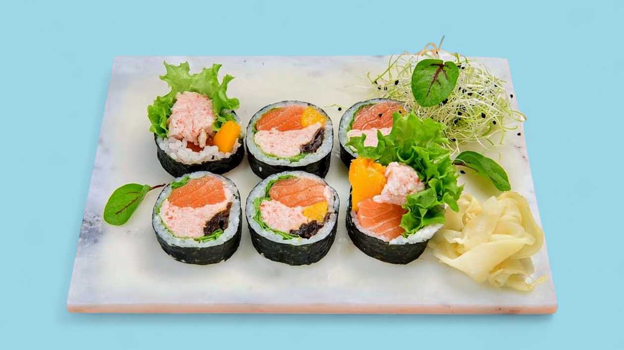 Futomaki łosoś, sałatka krabowa, brzoskwinia, tykwa, sałata, mayo 6 szt.