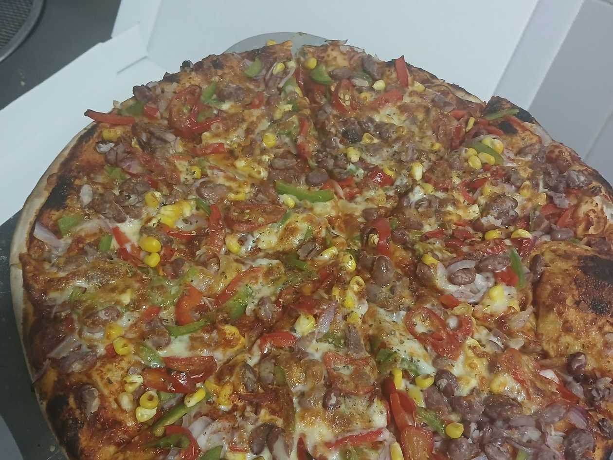 Standard pizza Beef/Chicken (25cm) +soda