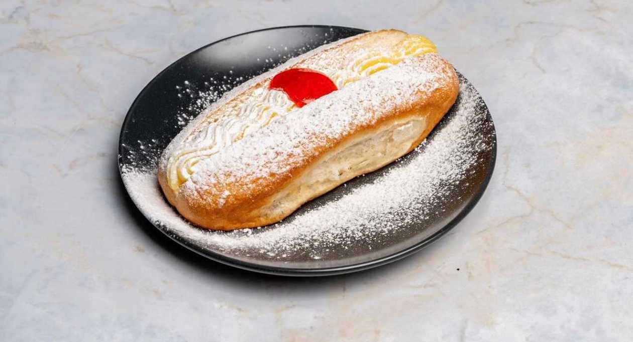 Long bun with Custard & jam ๐