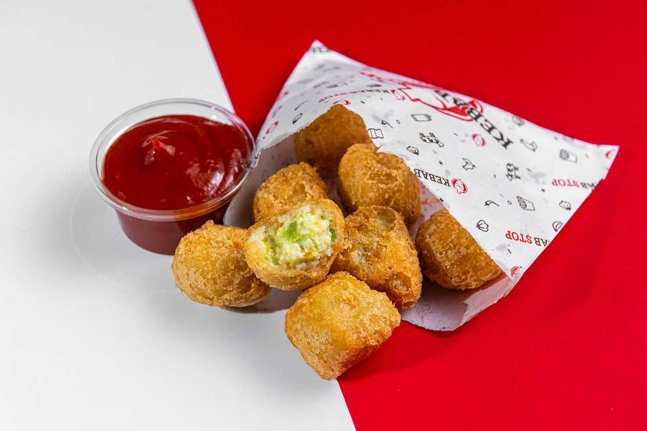 Teravad Cheddari juustupallid kastmega (8 tk)