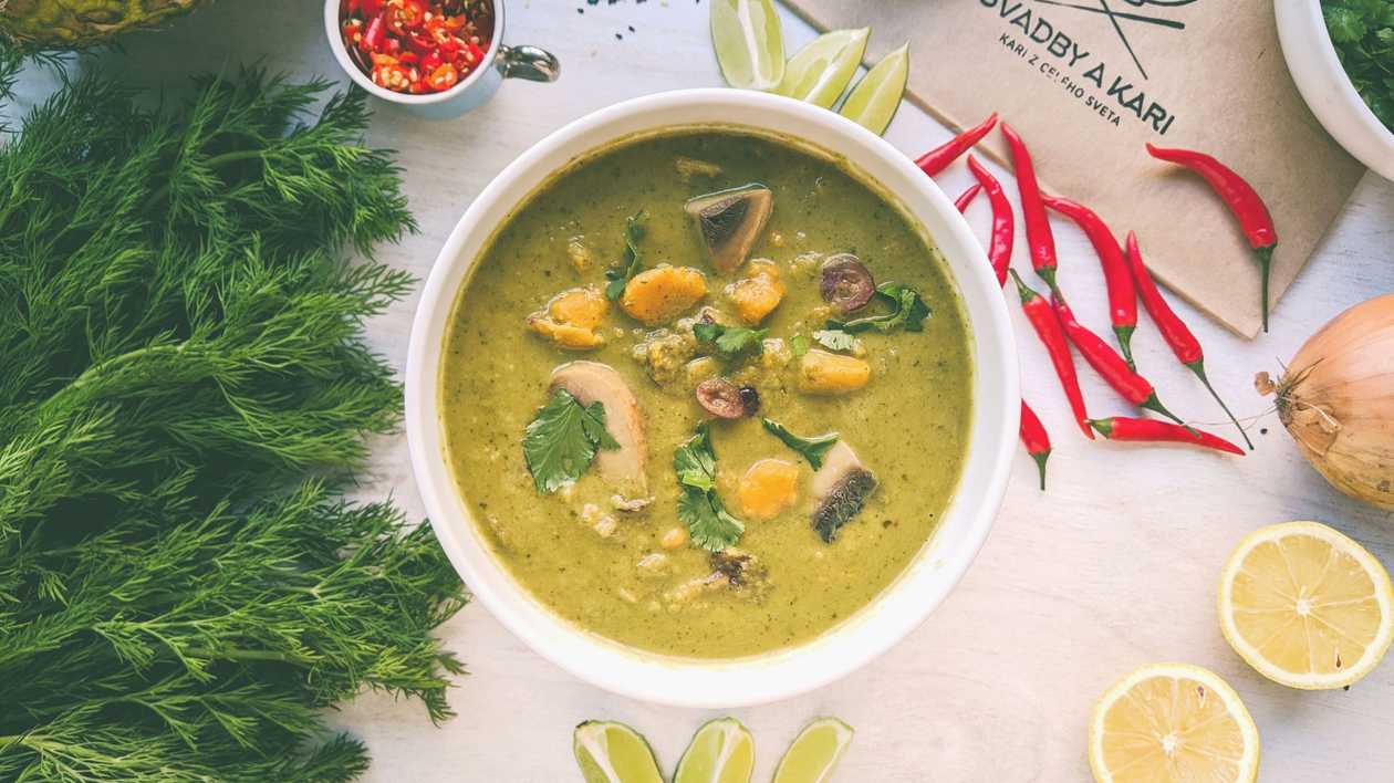 Indické zelené VEGAN kari s rastlinným jogurtom, šampiňónmi, batátmi a hrozienkami /A6/
