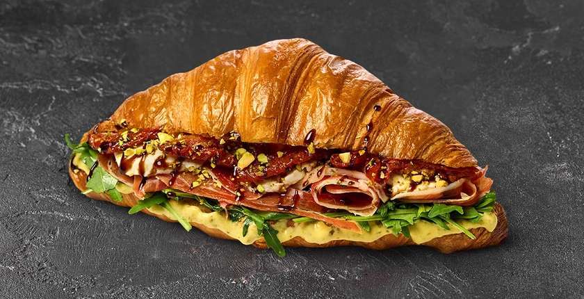 Croissant Francuski Z Szynką Długodojrzewającą i Suszonymi Pomidorami