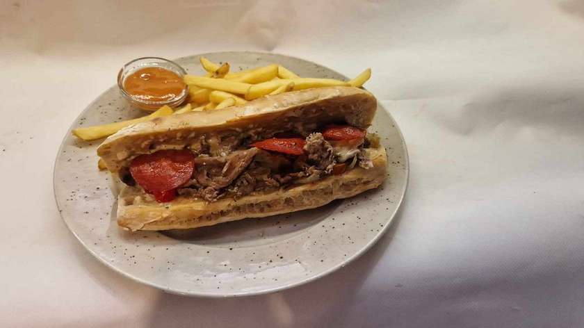 3) Pepperoni cheesesteak, hranolky a dresink