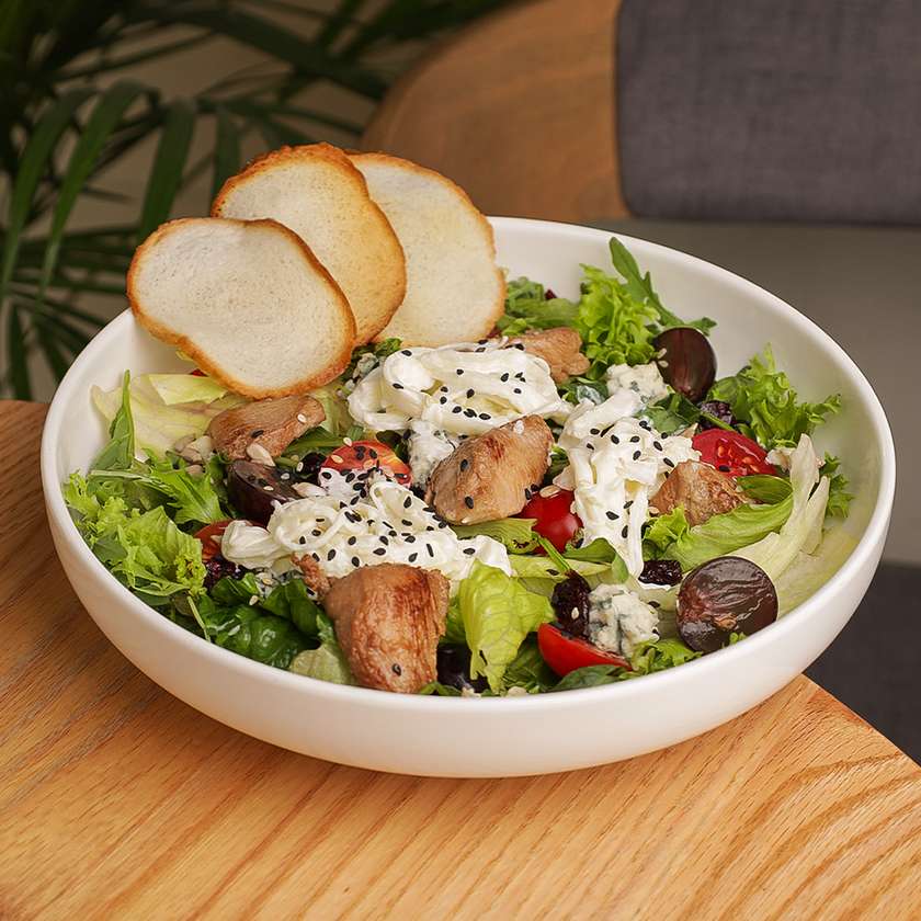 Салат з куркою та страчателою (400г)