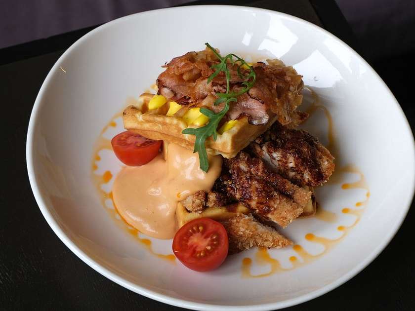 Waffles with chicken and bacon