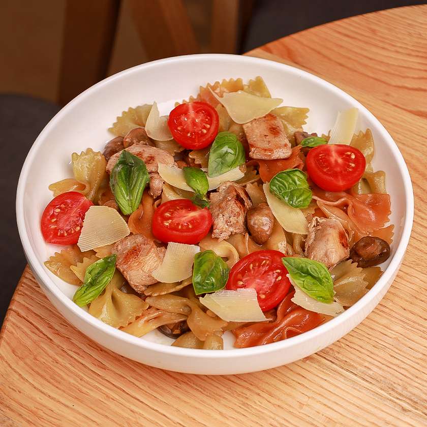 Салат паста Чікен Базиліко (500г)