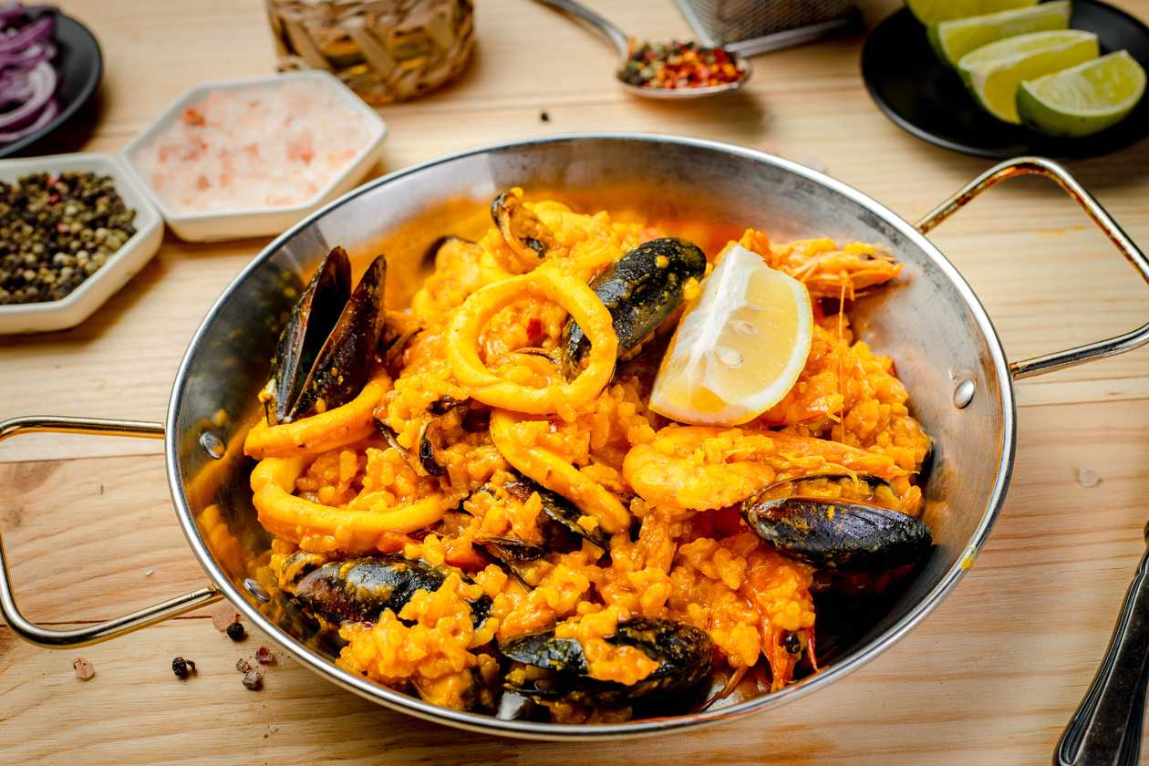 Paella cu fructe de mare