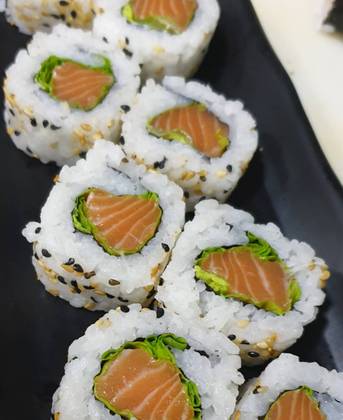 Uramaki Salmon Arugula