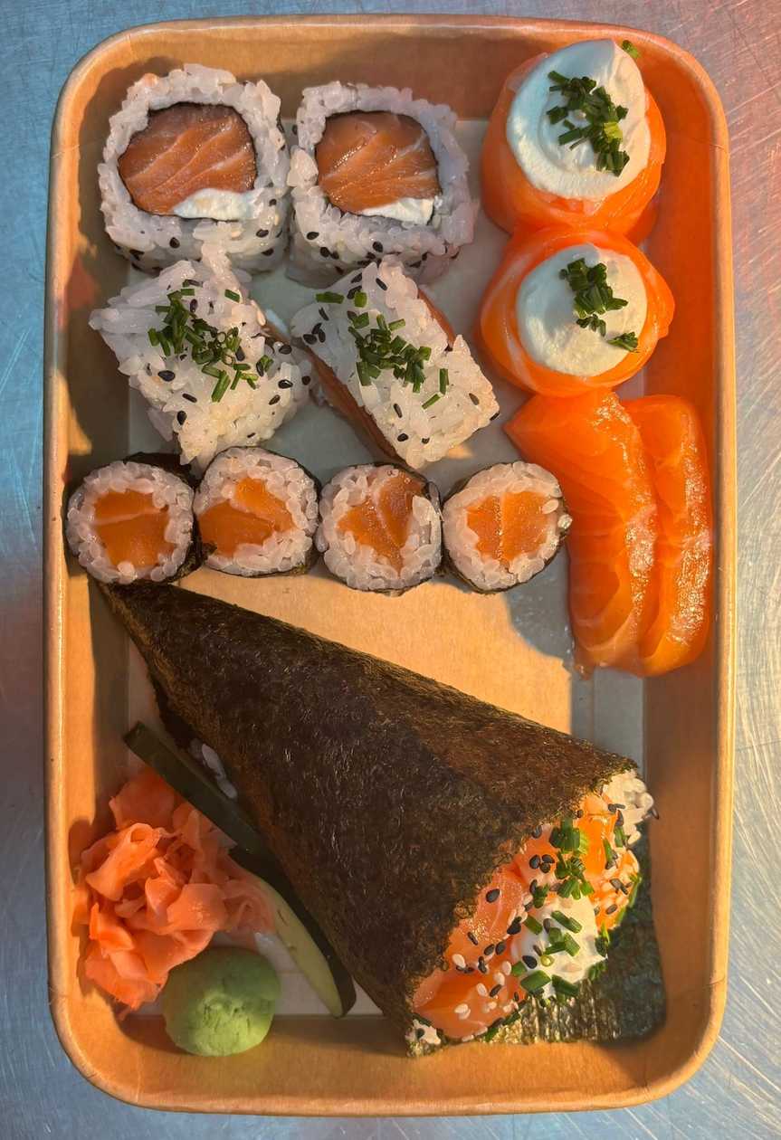 Sake (12 pieces + Temaki)