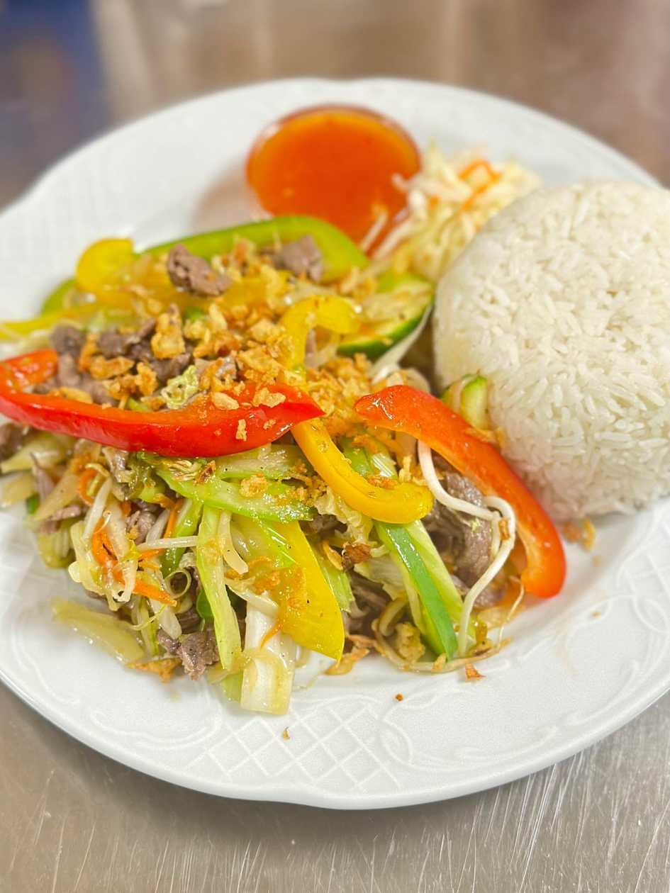 Restované hovädzie mäso s ryžou posypané opraženou cibuľkou a kapustovým šalátom. (250g) /3/