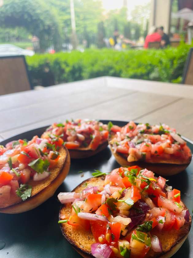 BRUSCHETTE CU TON
